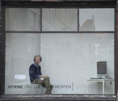 Photo of the vitrine: iMac, microphone, headphones, table and chair – Lange Leemstraat, Antwerp, 1.30 h – photo: Lot Doms, 2011